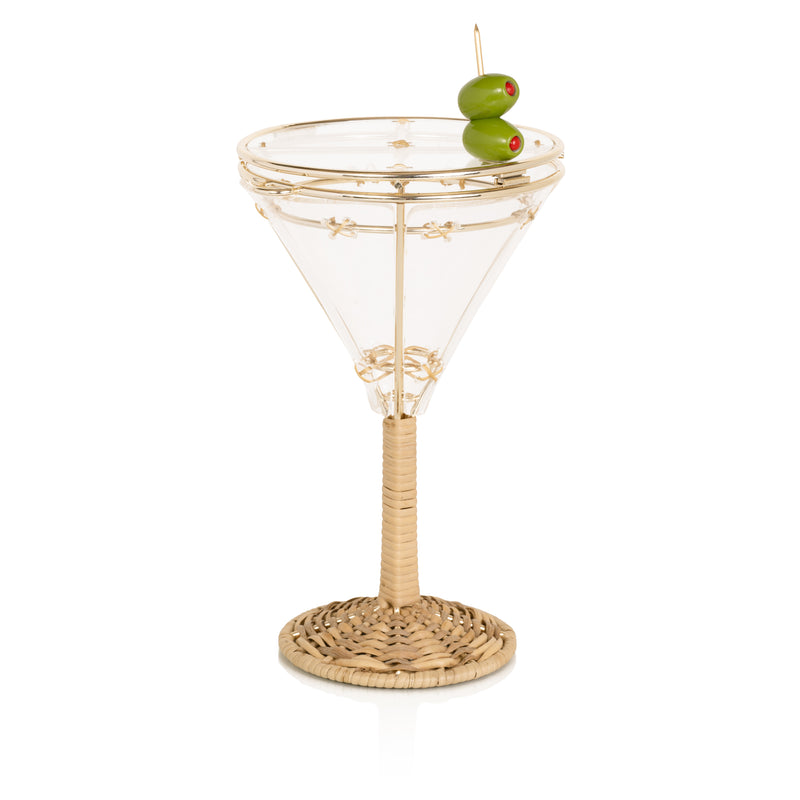 Bolsa em formato de taça de martini com base em rattan trançado, corpo em acrílico transparente com detalhes dourados e fecho divertido em formato de azeitona verde.