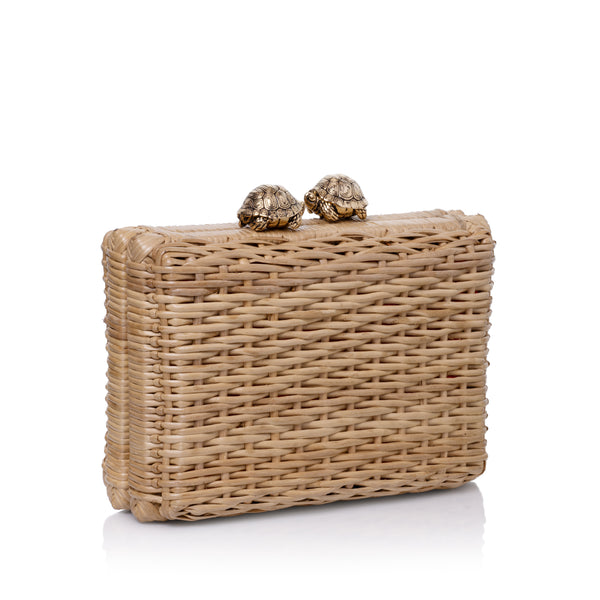 Clutch Waiwai pequena em rattan natural com fecho duplo de tartarugas douradas em metal.