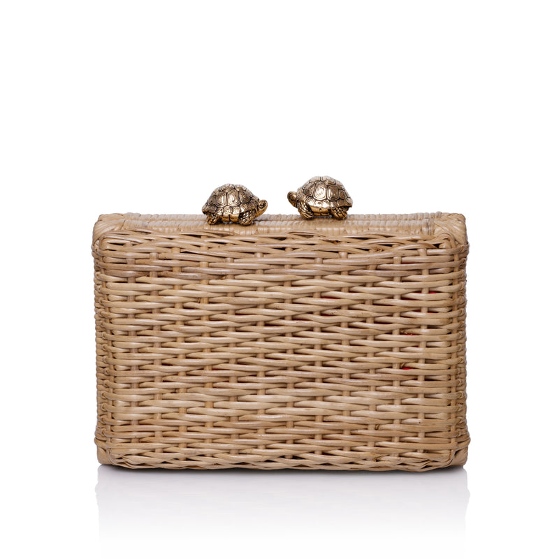 Clutch Waiwai pequena em rattan natural com fecho duplo de tartarugas douradas em metal.