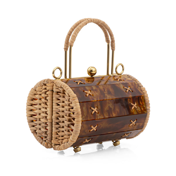 Bolsa pequena em resina tartaruga estruturada, laterais em palha natural com detalhe em X, alça rígida revestida em palha e fecho dourado esférico.