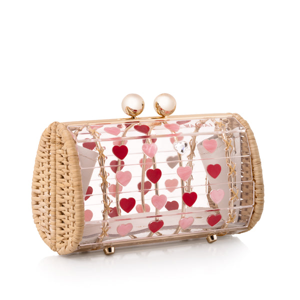 Bolsa artesanal em formato cilíndrico, feita à mão em acrílico transparente com corações coloridos e estrutura dourada em vime.