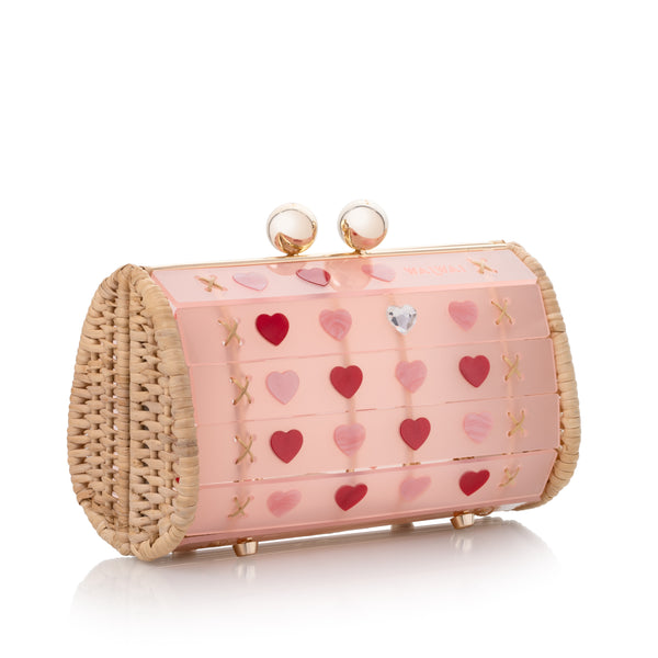 Bolsa artesanal em formato cilíndrico, feita à mão em acrílico rosa com corações coloridos e estrutura dourada em vime.