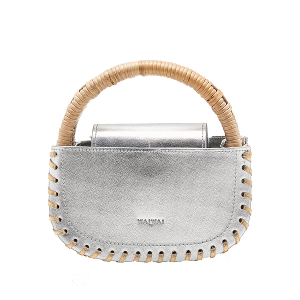 Bolsa em couro prateado com detalhe de costura nas bordas e alça estruturada em rattan, estilo elegante e contemporâneo.