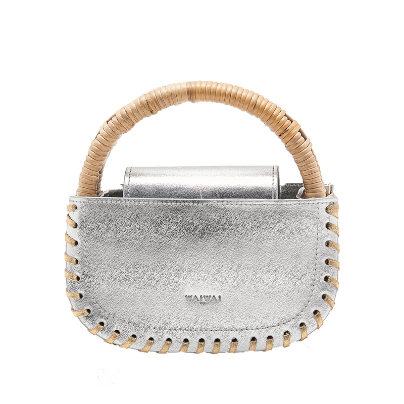 Bolsa em couro prateado com detalhe de costura nas bordas e alça estruturada em rattan, estilo elegante e contemporâneo.