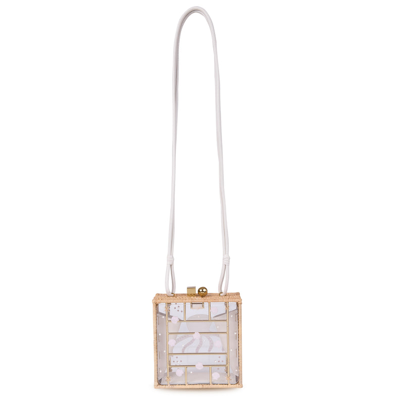 Bolsa quadrada com estrutura em rattan e acrílico transparente, estampa de polvo rosa ao centro com detalhes brilhantes, fecho metálico dourado e alça longa em couro claro.