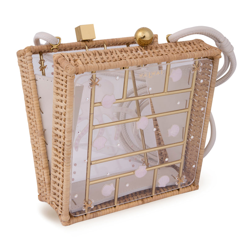 Bolsa quadrada com estrutura em rattan e acrílico transparente, estampa de polvo rosa ao centro com detalhes brilhantes, fecho metálico dourado e alça longa em couro claro.