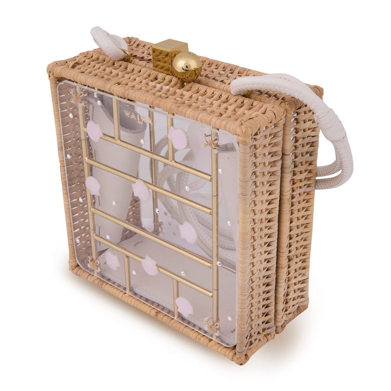 Bolsa quadrada com estrutura em rattan e acrílico transparente, estampa de polvo rosa ao centro com detalhes brilhantes, fecho metálico dourado e alça longa em couro claro.