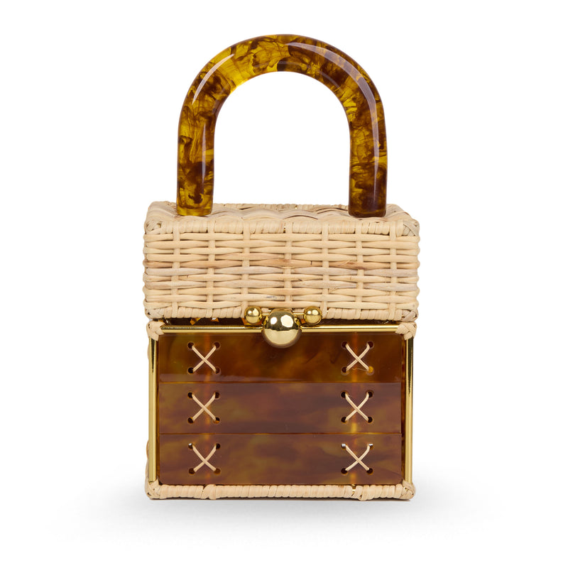 Bolsa pequena estruturada em rattan natural com base em acrílico marrom marmorizado, detalhe de costura em X e alça rígida em acrílico marmorizado marrom.