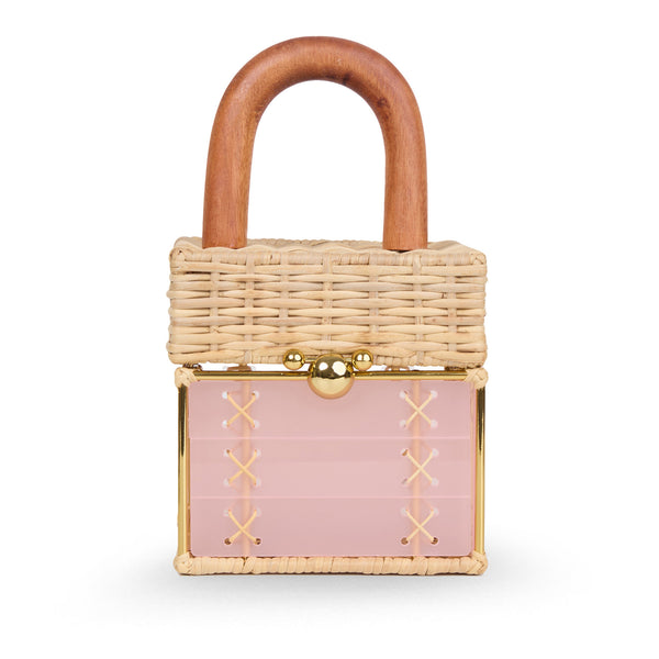 Bolsa pequena estruturada em rattan natural com base em acrílico rosa translúcido, detalhe de costura em X e alça rígida em madeira.