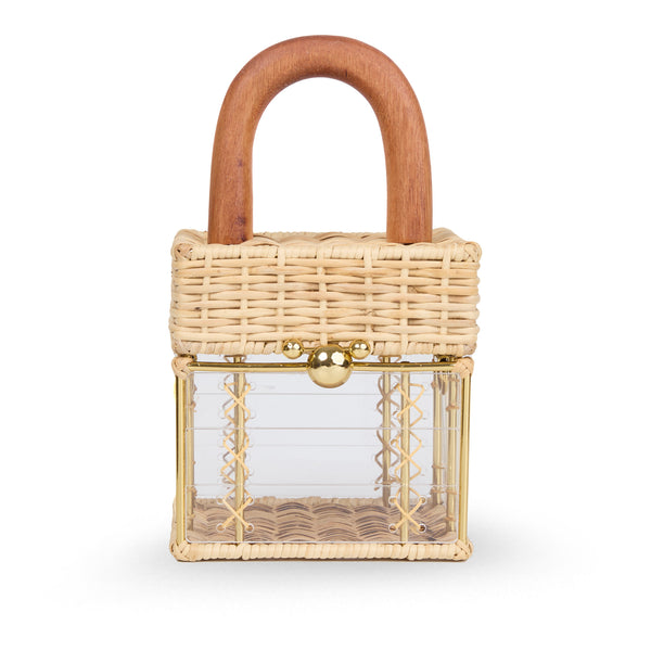 Bolsa pequena estruturada em rattan natural com base em acrílico transparente, detalhe de costura em X e alça rígida em madeira.
