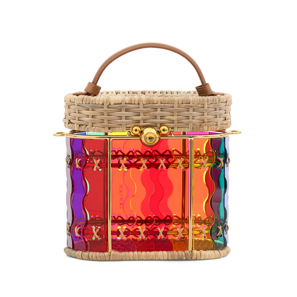 Bolsa estruturada em acrílico colorido com efeito arco-íris em ondas. Laterais em rattan natural, ferragens douradas e fecho de esferas metálicas. Alça curta em couro marrom para uso de mão.