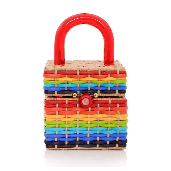 Bolsa estruturada em rattan com trama em cores do arco-íris, alça rígida em acrílico vermelho e fecho esférico vermelho central.