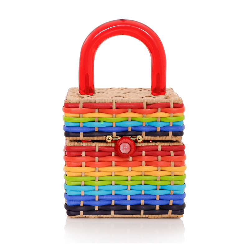 Bolsa estruturada em rattan com trama em cores do arco-íris, alça rígida em acrílico vermelho e fecho esférico vermelho central.
