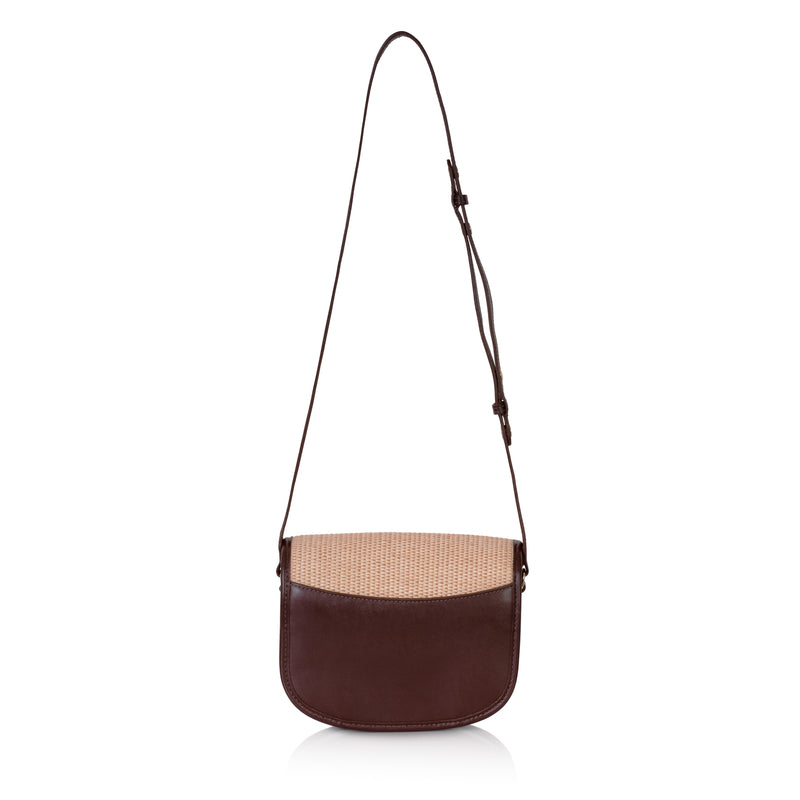Bolsa Waiwai em rattan natural com acabamento em couro marrom e fecho redondo central em resina marrom com detalhe dourado.