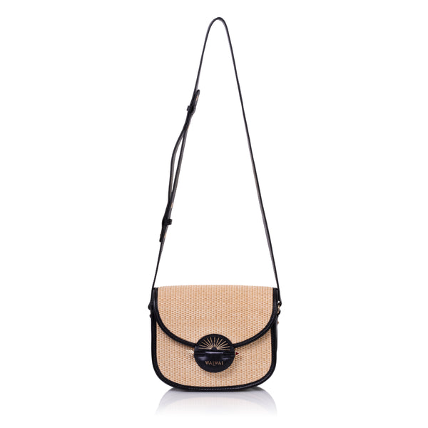 Bolsa Waiwai em rattan natural com fecho redondo central dourado e acabamento em couro preto