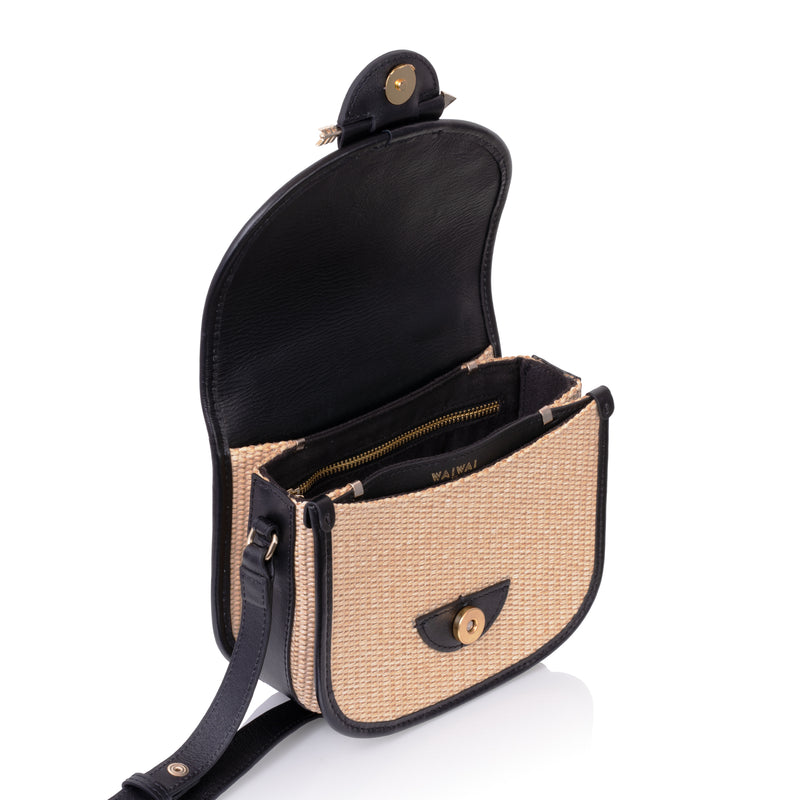 Bolsa Waiwai de rattan natural com acabamento em couro preto e fecho redondo dourado
