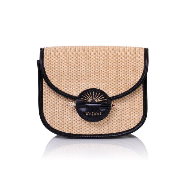 Bolsa Waiwai em rattan natural com acabamento em couro preto e fecho redondo central com detalhe dourado.