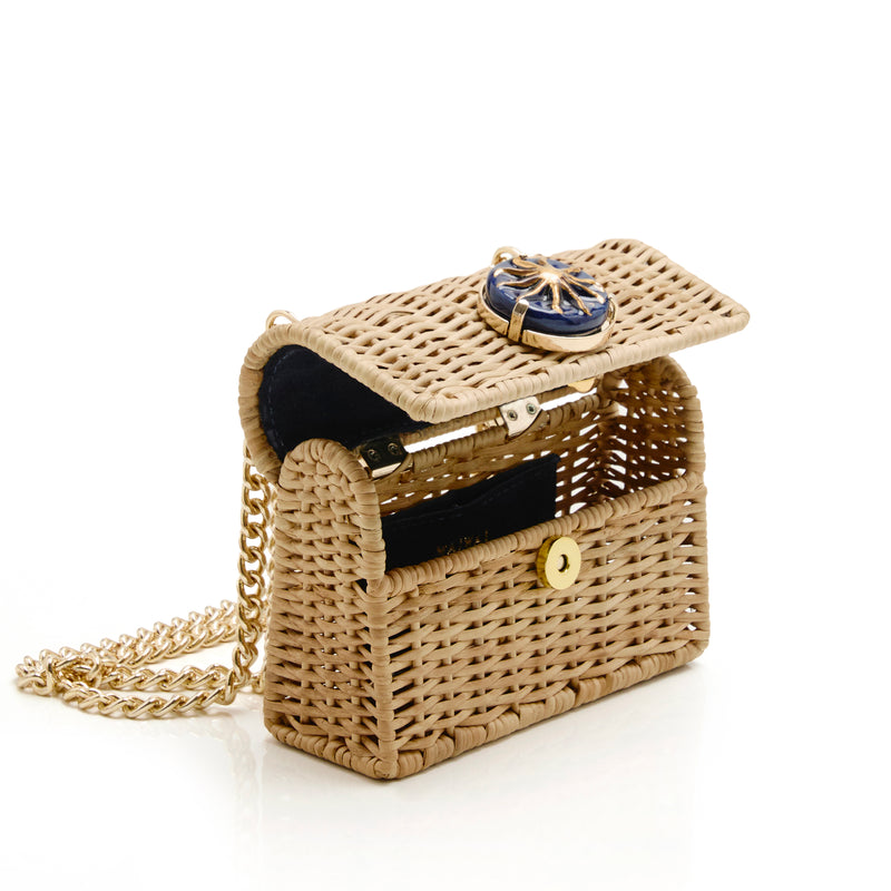 Bolsa autoral em rattan natural com ornamento central azul marinho com sol dourado e alça metálica dourada de corrente.