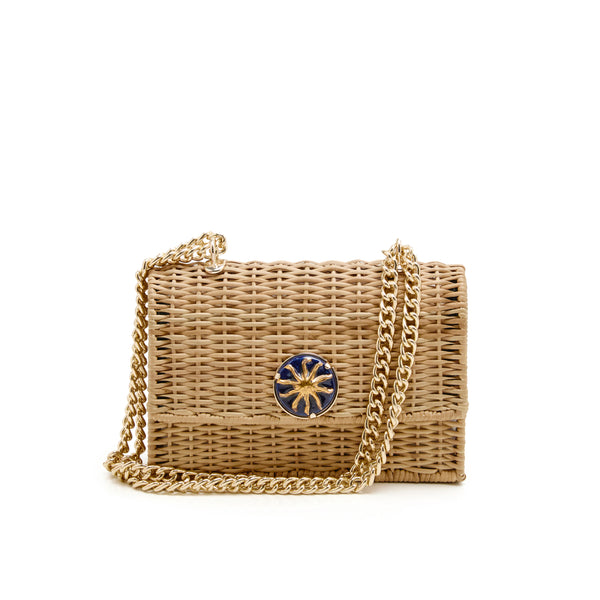 Bolsa estruturada em rattan natural em tamanho maior, com detalhe central redondo em azul marinho e sol dourado, alça longa de corrente metálica dourada.