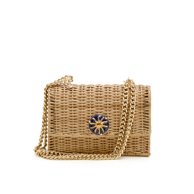 Bolsa estruturada em rattan natural em tamanho maior, com detalhe central redondo em azul marinho e sol dourado, alça longa de corrente metálica dourada.