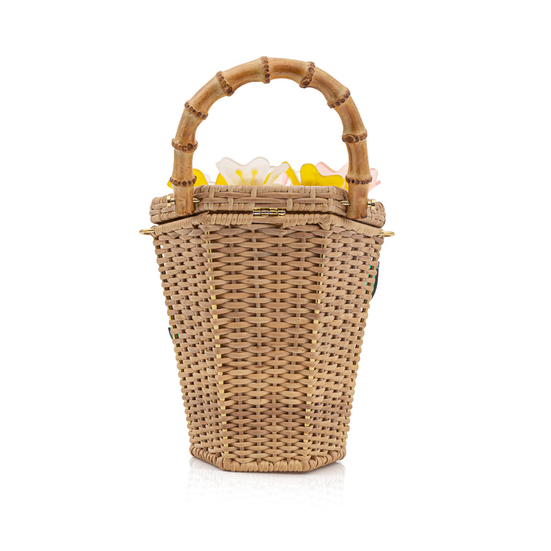 Bolsa em rattan estruturado com aplicação de flores coloridas na tampa, folhas verdes na lateral, fecho metálico dourado e alça em bambu.
