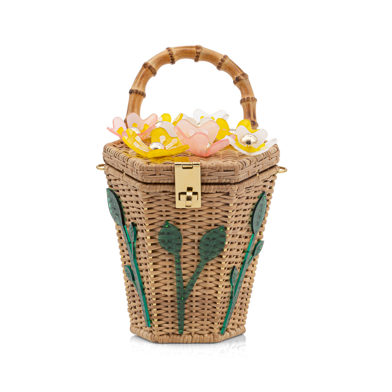 Bolsa em rattan estruturado com aplicação de flores coloridas na tampa, folhas verdes na lateral, fecho metálico dourado e alça em bambu.