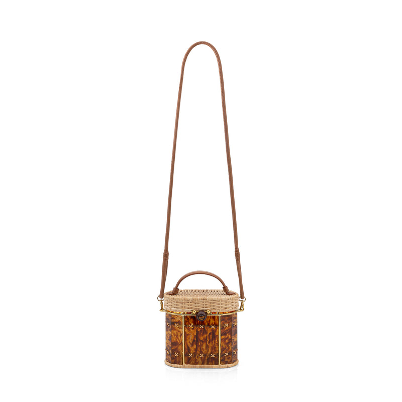Bolsa estruturada em rattan, painel em acrílico marmorizado marrom, detalhes metálicos dourados e alça curta em couro marrom.