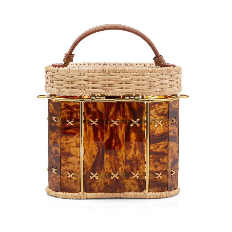 Bolsa artesanal em rattan com painel frontal em acrílico marmorizado marrom, alça curta de couro marrom e ferragens douradas.