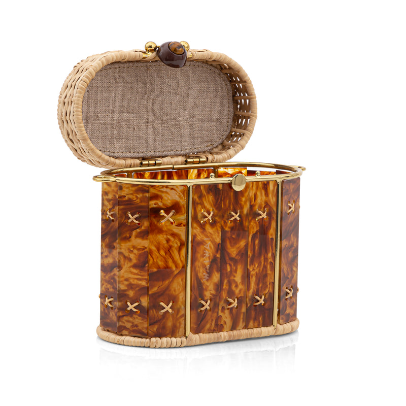 Bolsa estruturada em rattan natural com painel em acrílico marrom marmorizado, alça curta em couro marrom e fecho dourado.