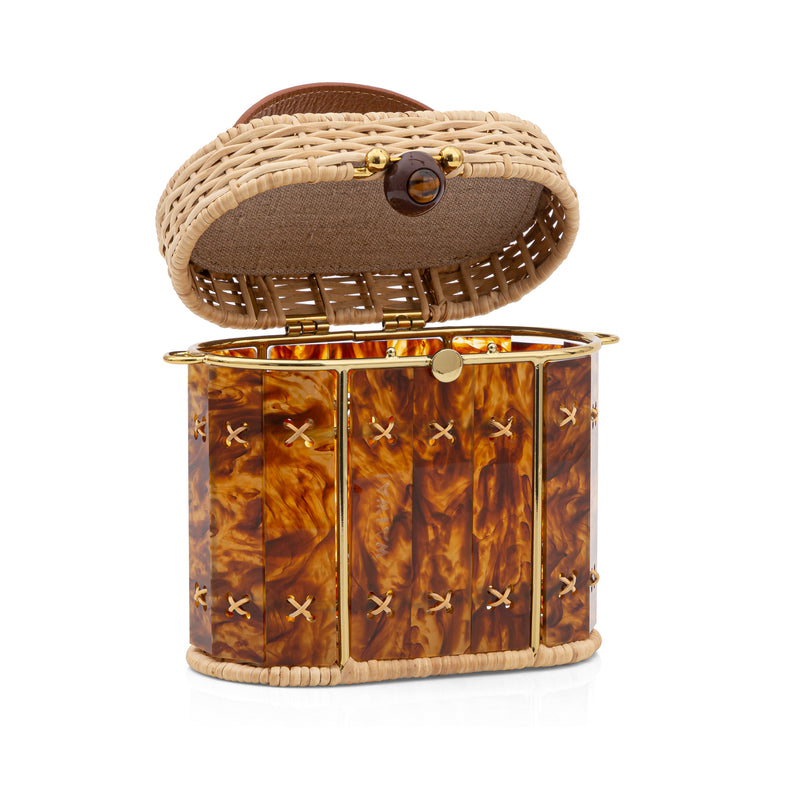 Bolsa em rattan estruturada com painel de acrílico marmorizado marrom, alça curta de couro marrom e detalhes em dourado.