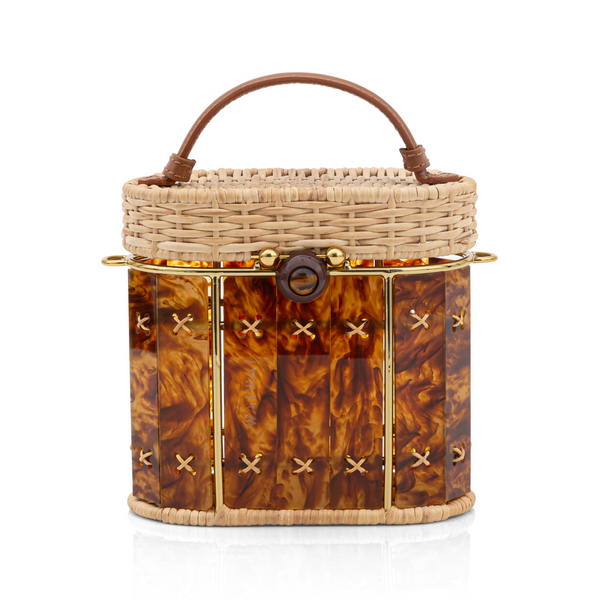 Bolsa estruturada em rattan com painel frontal em acrílico marmorizado marrom, detalhes em dourado e alça curta em couro marrom.