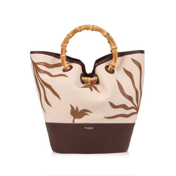 Bolsa tote em tecido cru com bordados marrons, base em marrom sólido e alça estruturada em bambu.
