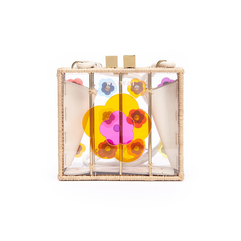 Bolsa em material transparente estruturado, com alça curta e flores coloridas em acrílico aplicadas, finalizadas com detalhes em cristal.