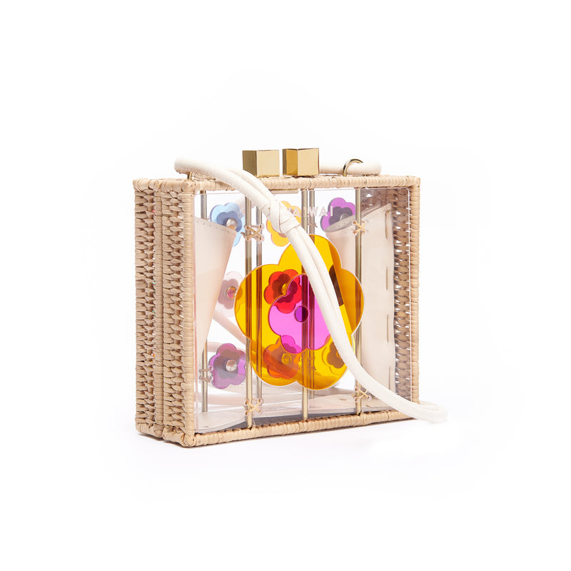 Bolsa transparente com estrutura rígida, alça curta e aplicações de flores em acrílico multicoloridas com detalhe em cristal.