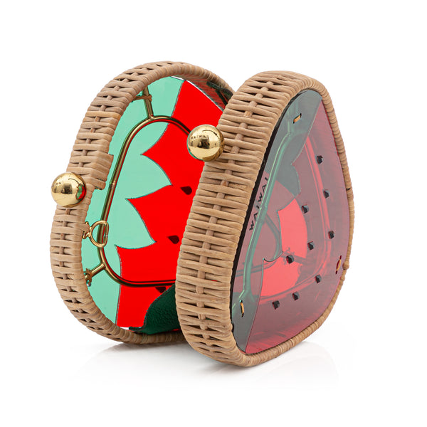 Bolsa em formato triangular de rattan, com painel em acrílico colorido inspirado em morango nas cores verde, vermelho e preto, finalizada com fecho dourado.