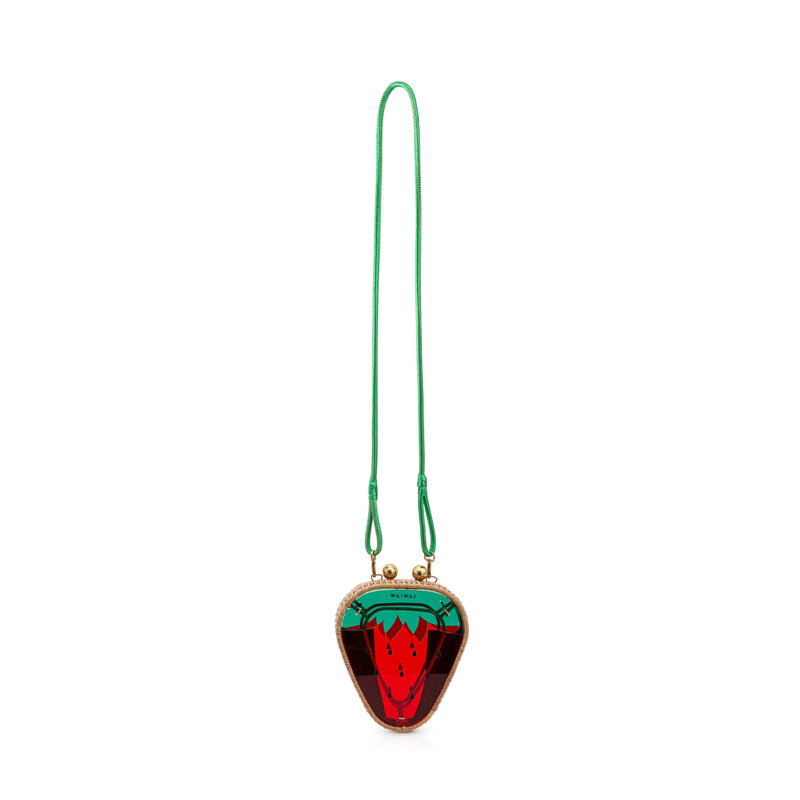 Bolsa triangular em rattan com painel decorativo em acrílico colorido de morango, em verde, vermelho e preto, com fecho metálico dourado.