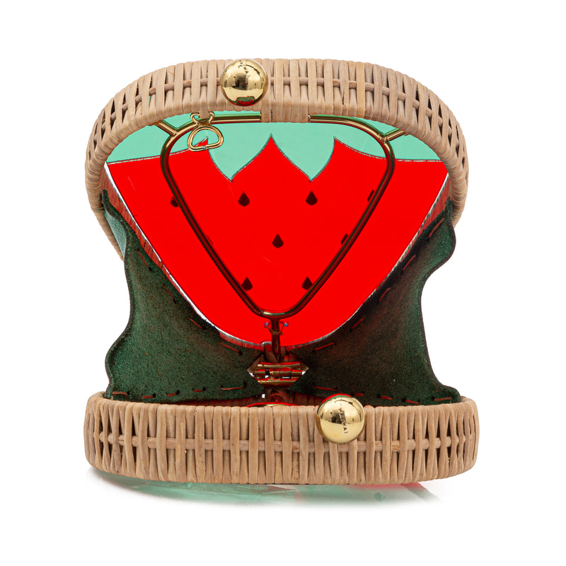 Bolsa triangular estruturada em rattan, com painel em acrílico multicolorido inspirado em morango, em tons de verde, vermelho e preto, e fecho dourado.