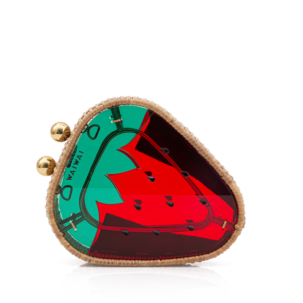 Bolsa triangular em rattan com painel em acrílico colorido que remete a um morango, em verde, vermelho e preto, com fecho dourado.