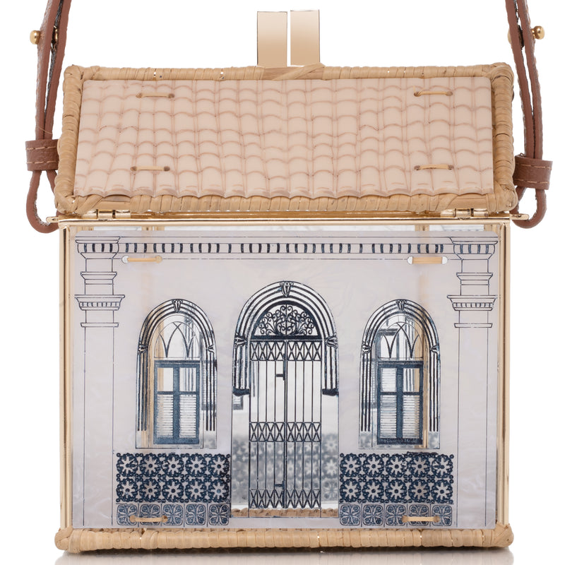 Bolsa artesanal feita à mão, com corpo em acrílico branco, detalhes arquitetônicos e estrutura dourada revestida de vime.