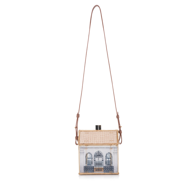 Bolsa estruturada em acrílico branco e vime trançado, com fachada azul inspirada nas casas do Carmo, em Salvador.