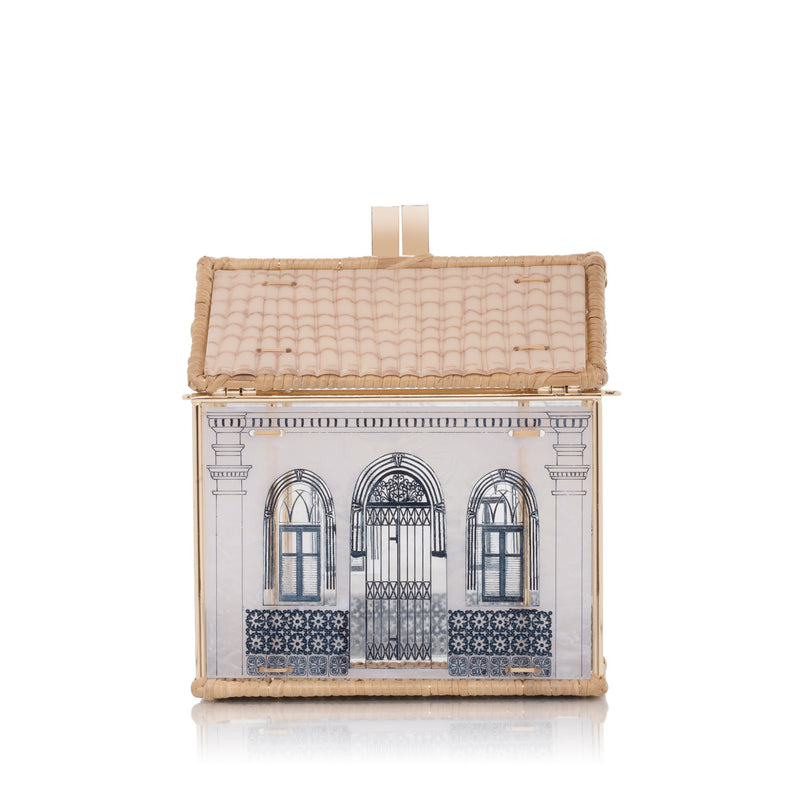 Bolsa autoral em acrílico e vime trançado, com formato de casa e detalhes coloniais em azul e branco.