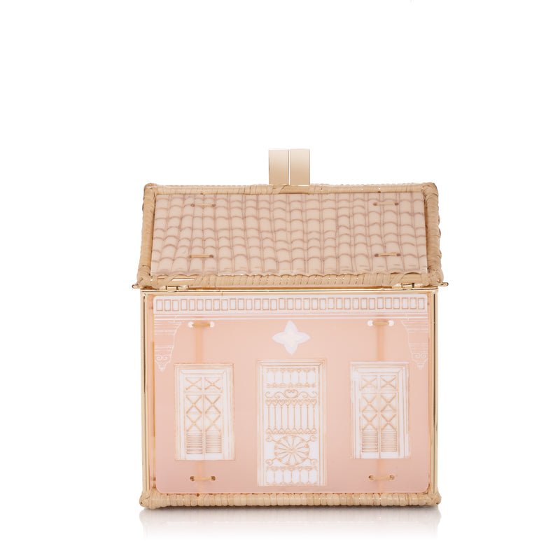 Bolsa estruturada em acrílico nude com vime trançado e telhado esculpido, inspirada na arquitetura tropical.