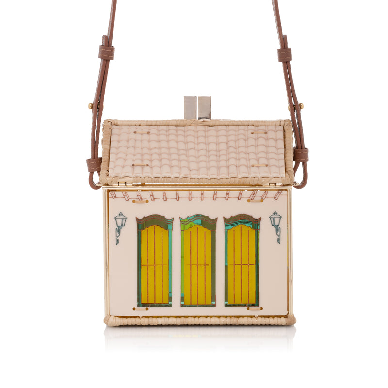 Bolsa artesanal feita à mão, com corpo em acrílico nude, detalhes arquitetônicos e estrutura dourada revestida de vime.