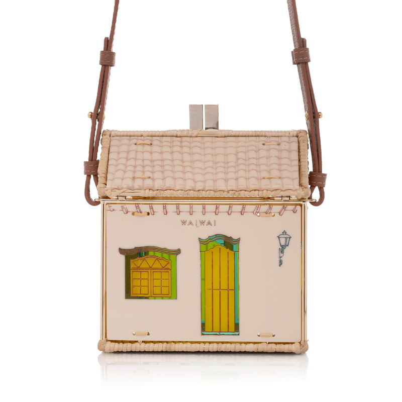 Bolsa autoral em acrílico e vime trançado, com formato de casa e design inspirado na arquitetura colonial brasileira.