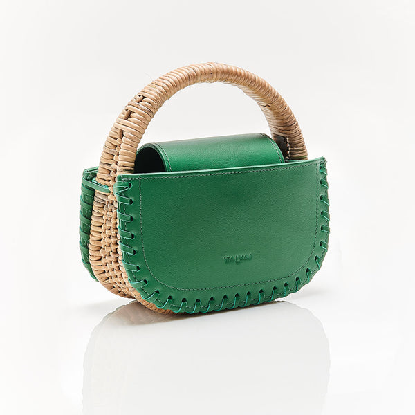 Bolsa estruturada em couro verde, costura destacada nas bordas e alça em rattan. Visual contemporâneo e elegante.