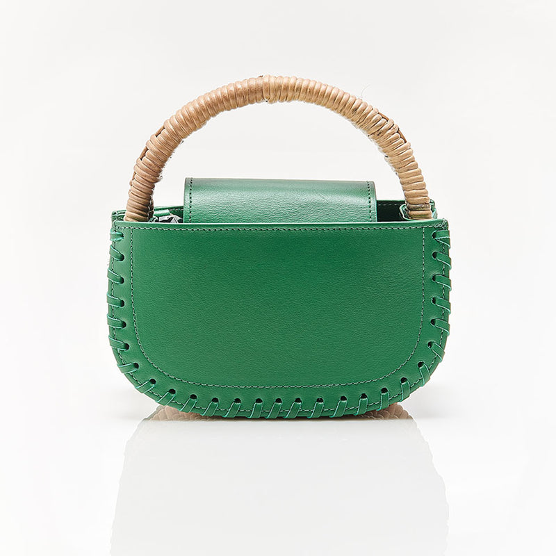 Bolsa verde em couro com costura aparente nas bordas e alça estruturada em rattan natural.