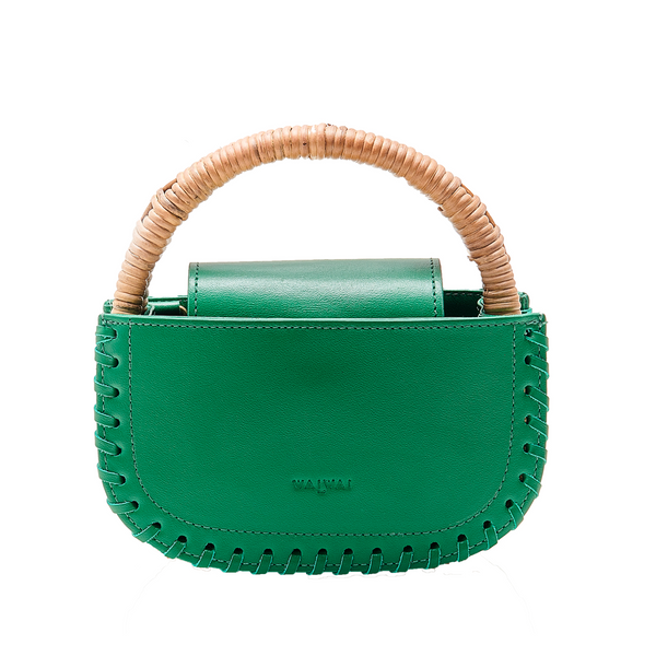 Bolsa em couro verde com detalhe de costura nas bordas e alça estruturada em rattan, design moderno e sofisticado.