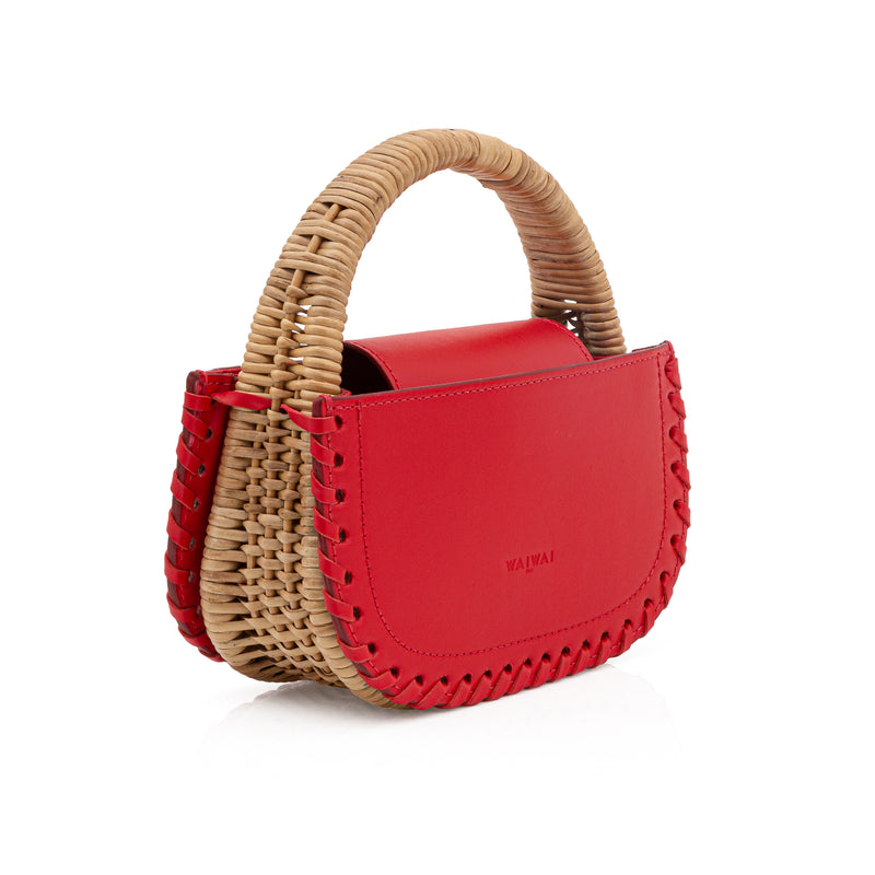 Bolsa estruturada em couro vermelho, detalhe de costura lateral e alça semicircular em bambu natural.