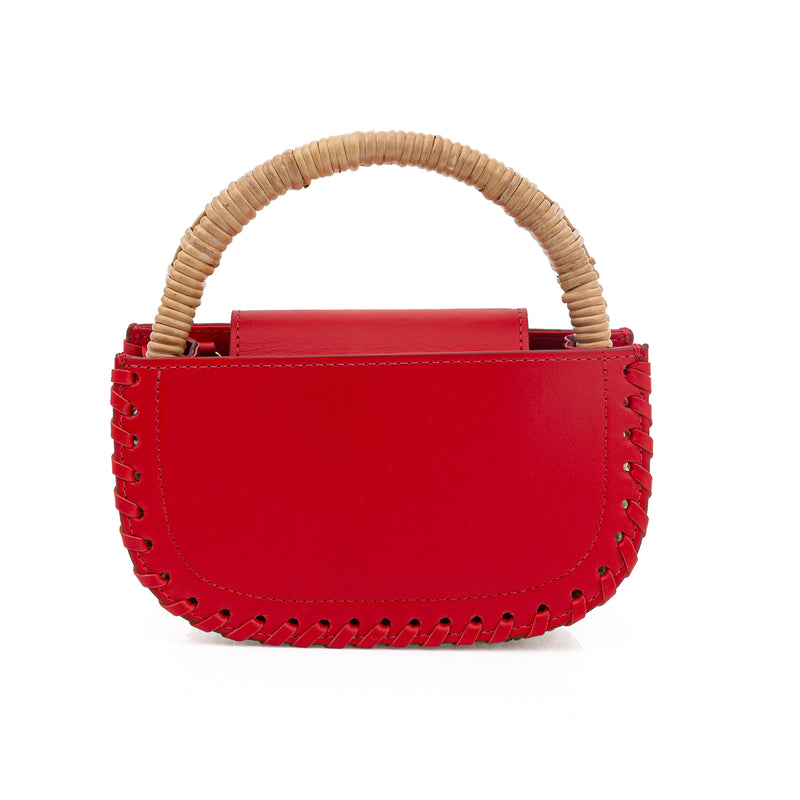 Bolsa em couro vermelho estruturada, com costura lateral aparente e alça de bambu natural em formato semicircular.