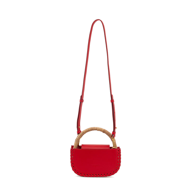 Bolsa artesanal em couro vermelho estruturado, com detalhe lateral em costura e alça semicircular em bambu natural.